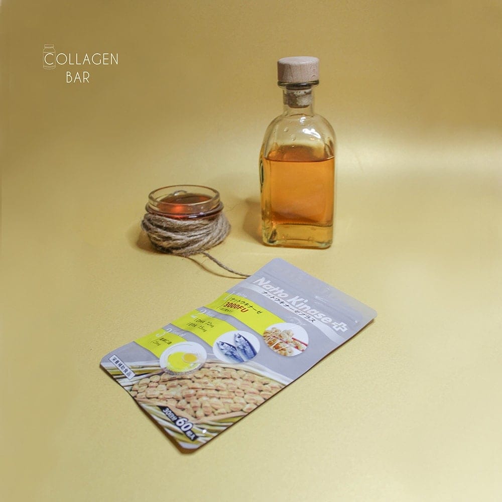 Упаковка наттокиназы Mononet, банка с льняным маслом и стаканчик с маслом, обернутый веревкой